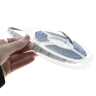 Handhållna LED-lampor med synliga glödlampor mot en vit bakgrund ger energieffektiva belysningsalternativ för hemmabruk och kommersiellt bruk.