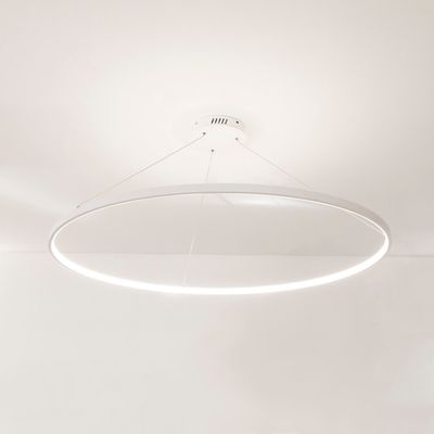 Modern rund LED-taklampa, minimalistisk design, hängande i kablar, ljusstark vit belysning i ett vitt tak.