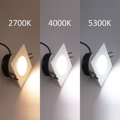 Tre LED-lampor i kvadratiska armaturer med färgtemperaturer på 2700K varm, 4000K neutral och 5300K kall ger mångsidiga belysningsalternativ.