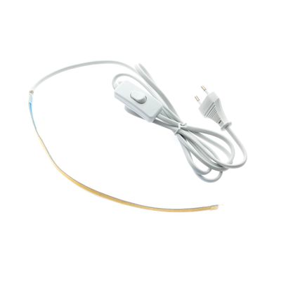 Vitt LED-ljusband med plug-in-kabel och strömbrytare, perfekt för energieffektiva belysningslösningar mot en vit bakgrund.