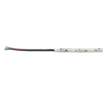 LED-ljusremsa med svarta, röda och gröna kablar på vit bakgrund - perfekt för skräddarsydda belysningsprojekt.