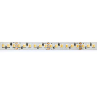 Närbild av ett LED-ljusband med flera gula LED-lampor och elektroniska komponenter på en vit bakgrund, perfekt för energieffektiva belysningslösningar.