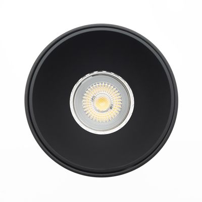 Närbild av en svart rund infälld LED-taklampa, som visar en inomhuslampa för moderna belysningslösningar i hemmet.