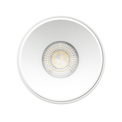 Närbild av en cirkulär infälld LED-taklampa som ger ett starkt och varmt sken och är perfekt för energieffektiva belysningslösningar i hemmet.