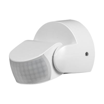 Snygg vit rörelsesensor med böjd design och hexagonalt mönster, monterad på ett väggfäste för att förbättra kontrollen och säkerheten för LED-belysning.