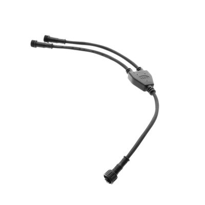 Svart Y-formad LED-kabelfördelare med tre kontakter på vit bakgrund, perfekt för att utöka LED-belysningssystem och öka flexibiliteten.