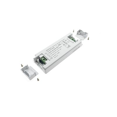 LED-kontrollenhet med kabelanslutningar, skruvlock och fästskruvar för belysningsinstallation.