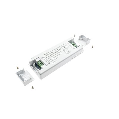 LED-kontroller med gröna kontakter, små monteringsdetaljer och två ändlock. Idealisk för effektiva belysningslösningar och enkel installation.