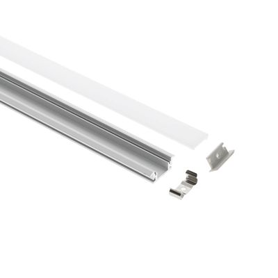 LED-kanalsats i aluminium med genomskinligt lock och monteringsclips, frikopplad med vit bakgrund för belysningslösningar.