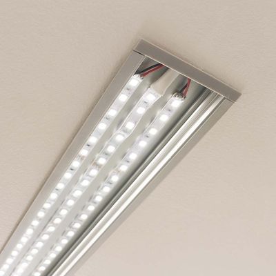 Takmonterad LED-ljuslist med tre parallella rader av ljusa vita lampor för levande och energieffektiv belysning.