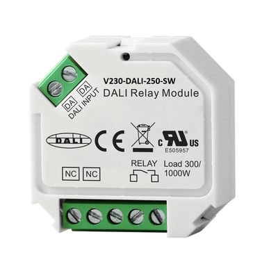 Närbild av en DALI-relämodul med gröna kontakter och etikettdetaljer i ett snyggt vitt hölje, perfekt för effektiv styrning av LED-belysning.