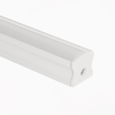 Närbild av en vit hög aluminiumprofil.