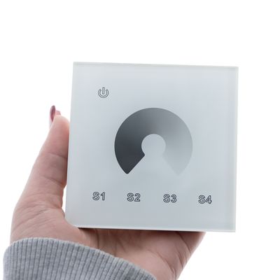 Handhållen touch-kontrollpanel för LED-belysning, strömikon och knapparna S1, S2, S3, S4 för anpassningsbara ljusinställningar.