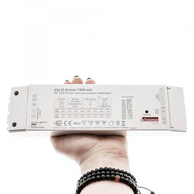Handrektangulär RF-LED-kontroller med tekniska etiketter, synliga inställningar, pärlarmband för reklam för LED-belysningsprodukter.