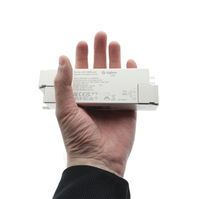 Handhållen LED-belysningskontroller med tryckta symboler och text för effektiva intelligenta belysningslösningar.