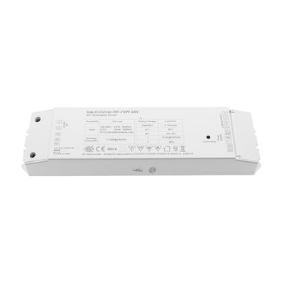 Alternative text: 'Vit rektangulär dimbar RF LED-kontroll med tryckta specifikationer och symboler på ytan för effektiv ljusstyrning.