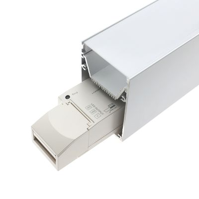 Vit strömskenekanal med delvis infälld plug-in LED-kontroll, rektangulär form, text och symboler på ytan för belysningslösningar.