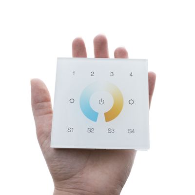 Alternativ text: "Håll den fyrkantiga pekskärmen i glas med handen för att styra LED-belysningen med strömförsörjning, inställningsikoner, färghjul och S1-S4-knappar.