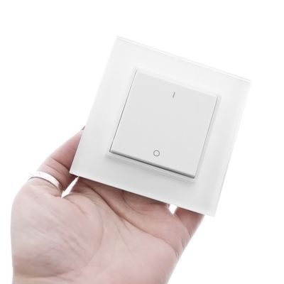En elegant, minimalistisk vit rektangulär ljusströmbrytare från LED Lighting för moderna interiörer.