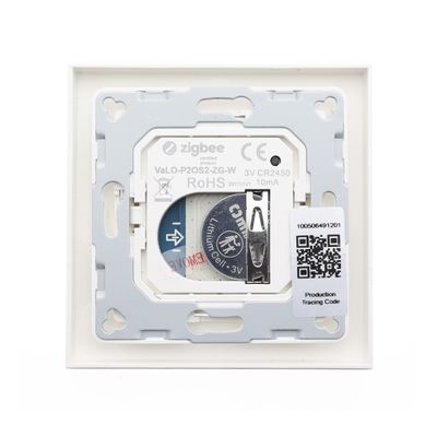 Zigbee-certifierad smart väggströmbrytare som demonterats och avslöjar interna komponenter som batteri och kretskort på en vit bakgrund. LED-belysning butik SEO.