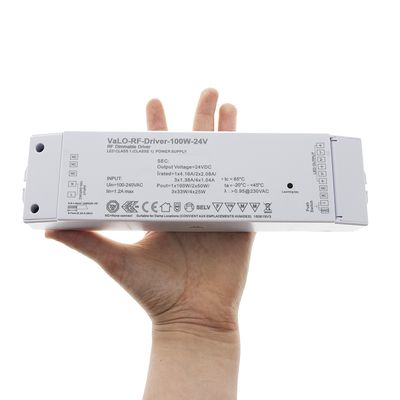Alternative text: "Handhållen VaLO-RF-Driver-100W-24V LED-driver med kontrollknappar och detaljerade specifikationer för effektiv LED-belysning.