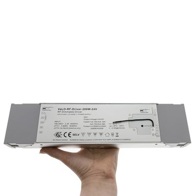 Handhållen grå VaLO-RF Driver-200W-24V, som visar in-/utdata och säkerhetssymboler för LED-belysningssystem.