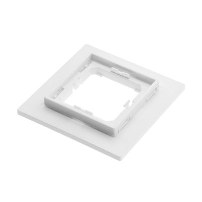 Alternativ text: vit fyrkantig LED-ljusram i plast med utskärningar i mitten på en plan bakgrund, perfekt för moderna belysningslösningar och minimalistisk design.