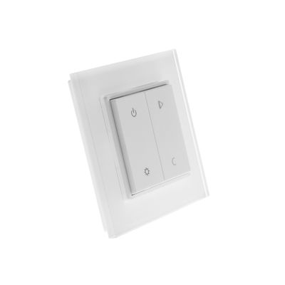 "Minimalistisk vit väggmonterad smart ljusströmbrytare med fyra knappar för att visa effekt, ljusstyrka och piltangenter för att styra LED-belysning.