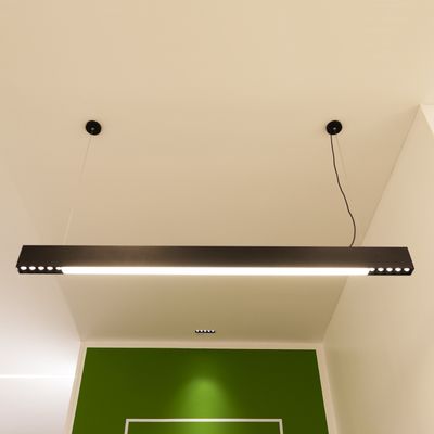 Dimbar LED-hänglampa för kontoret - VIIVA, matt svart, 45W, CRI95, 3500K.