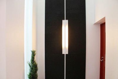 Linje upplyst med akustiska plattor.