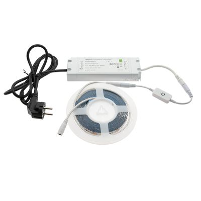 Ett tvinnat LED-ljusband med strömförsörjning, dimmer och kontakt på en vit bakgrund; perfekt för anpassningsbar belysning i hemmet.