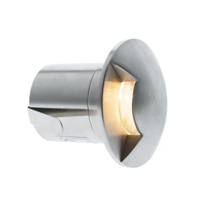 En rund LED-vägglampa i metall med en utskuren design som ger mjuk belysning, passar i moderna utrymmen och skapar atmosfär.