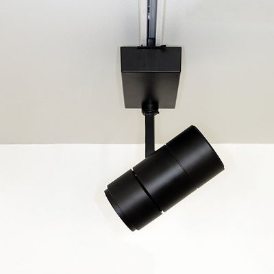 En elegant svart taklampa monterad i en rät vinkel, perfekt för moderna miljöer.