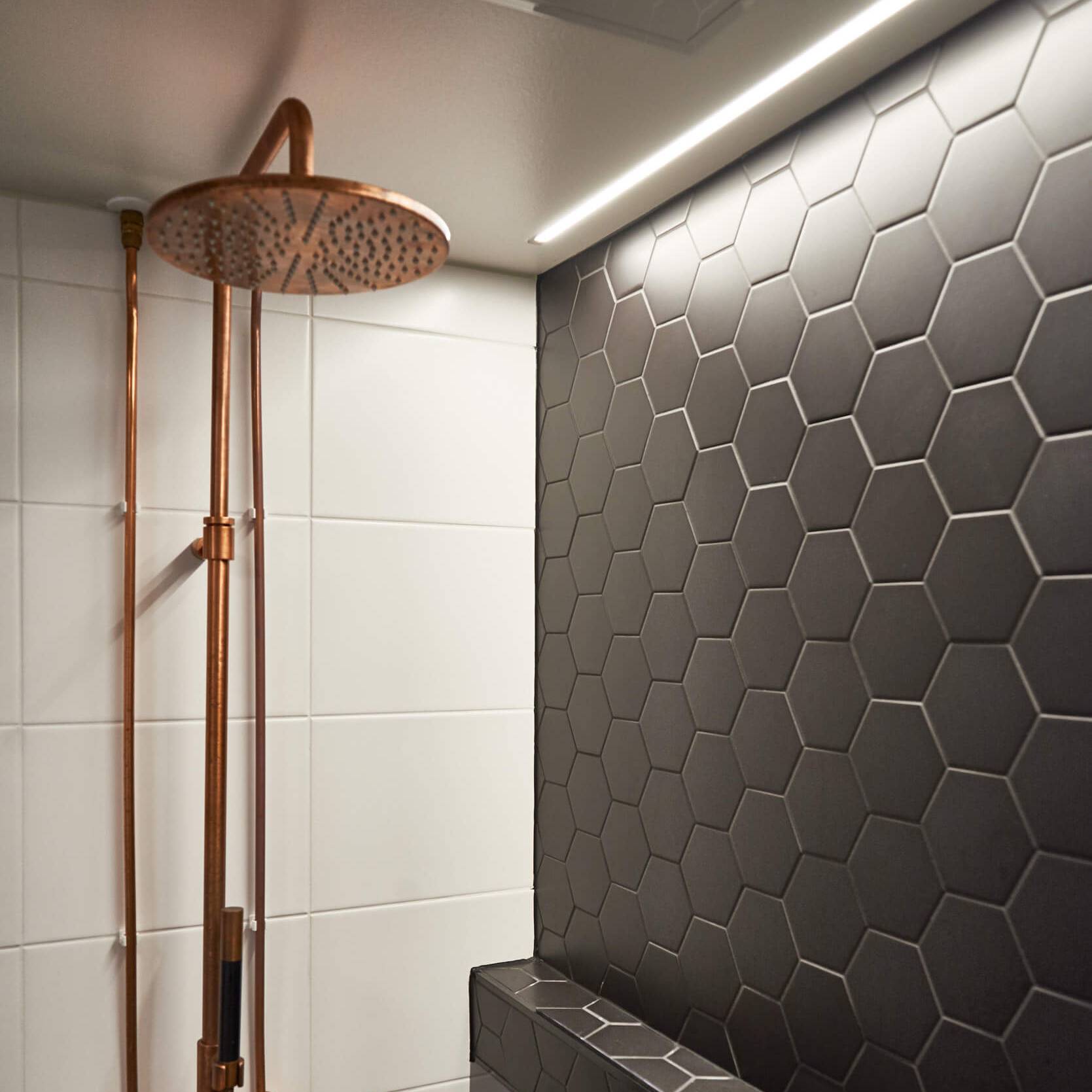 Mysigt badrum med öppen spis