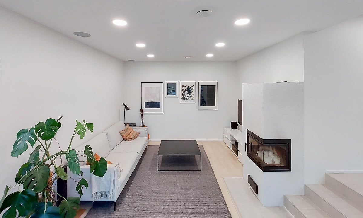 Jämn och vacker allmänbelysning i ett vardagsrum med Plafond200. ©LedStore