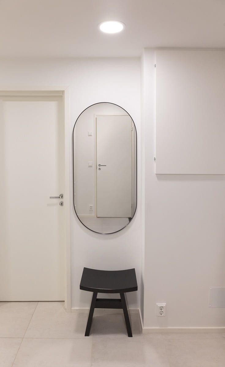 En infälld takfläkt ger precis rätt mängd ljus framför spegeln. ©LedStore