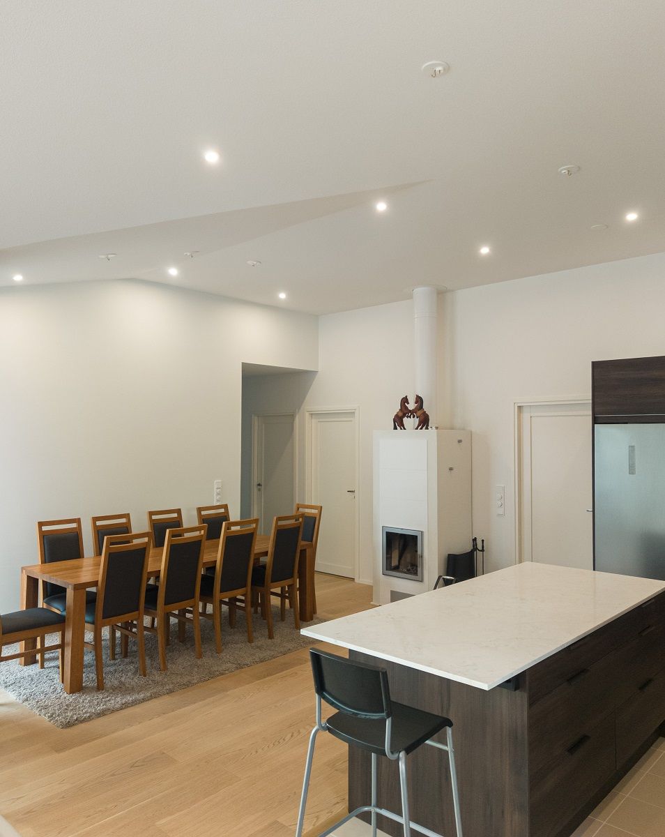 Flera spotlights i taket i matsalen som allmänbelysning.