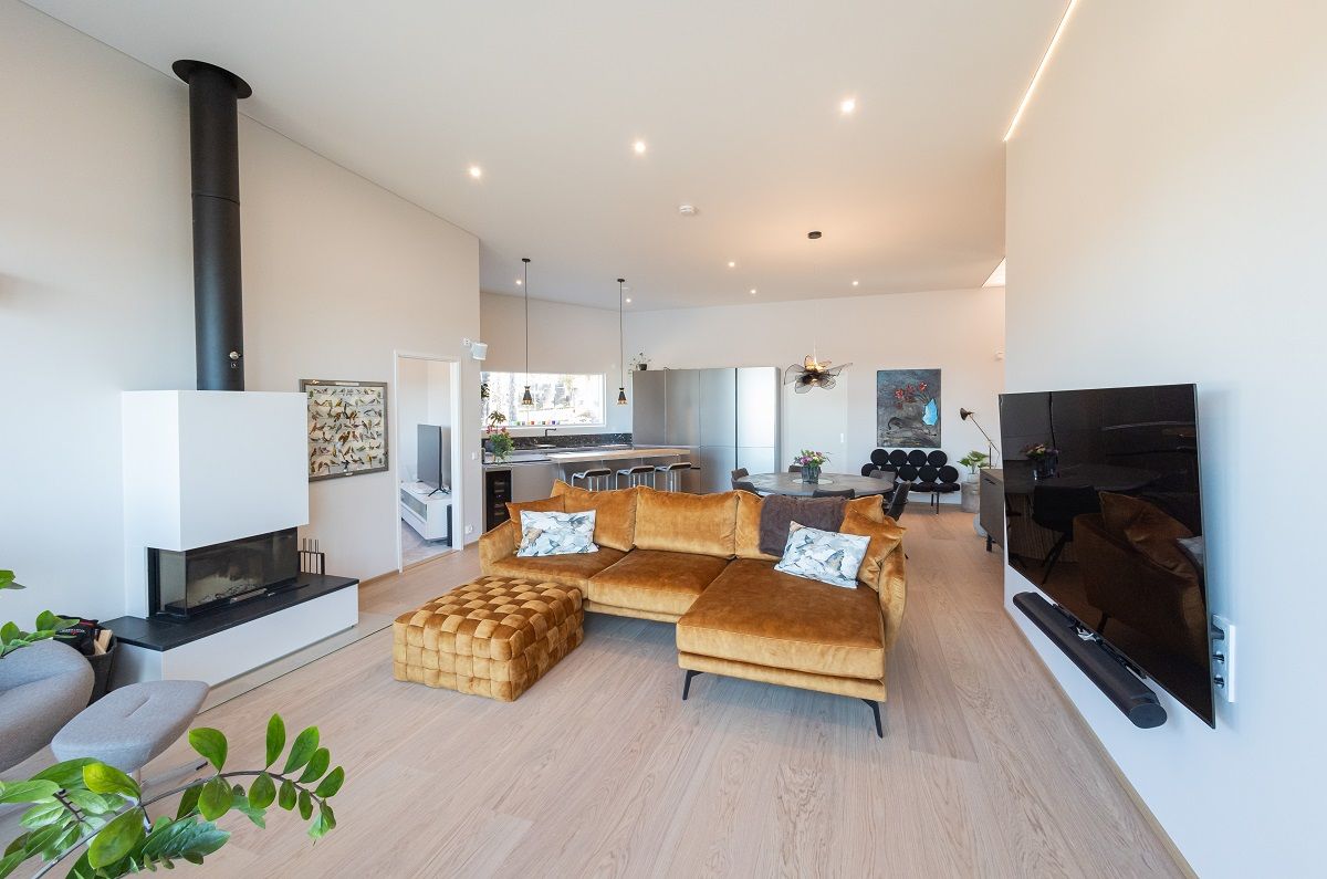 19 Allmänbelysning från spotlights och LED-lister runt kanten av undertaket LedStorefi