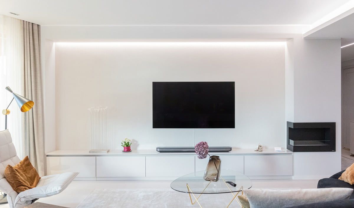 Ögonvänlig belysning bakom en TV-vägg med en indirekt LED-list i takspåret. © LedStore