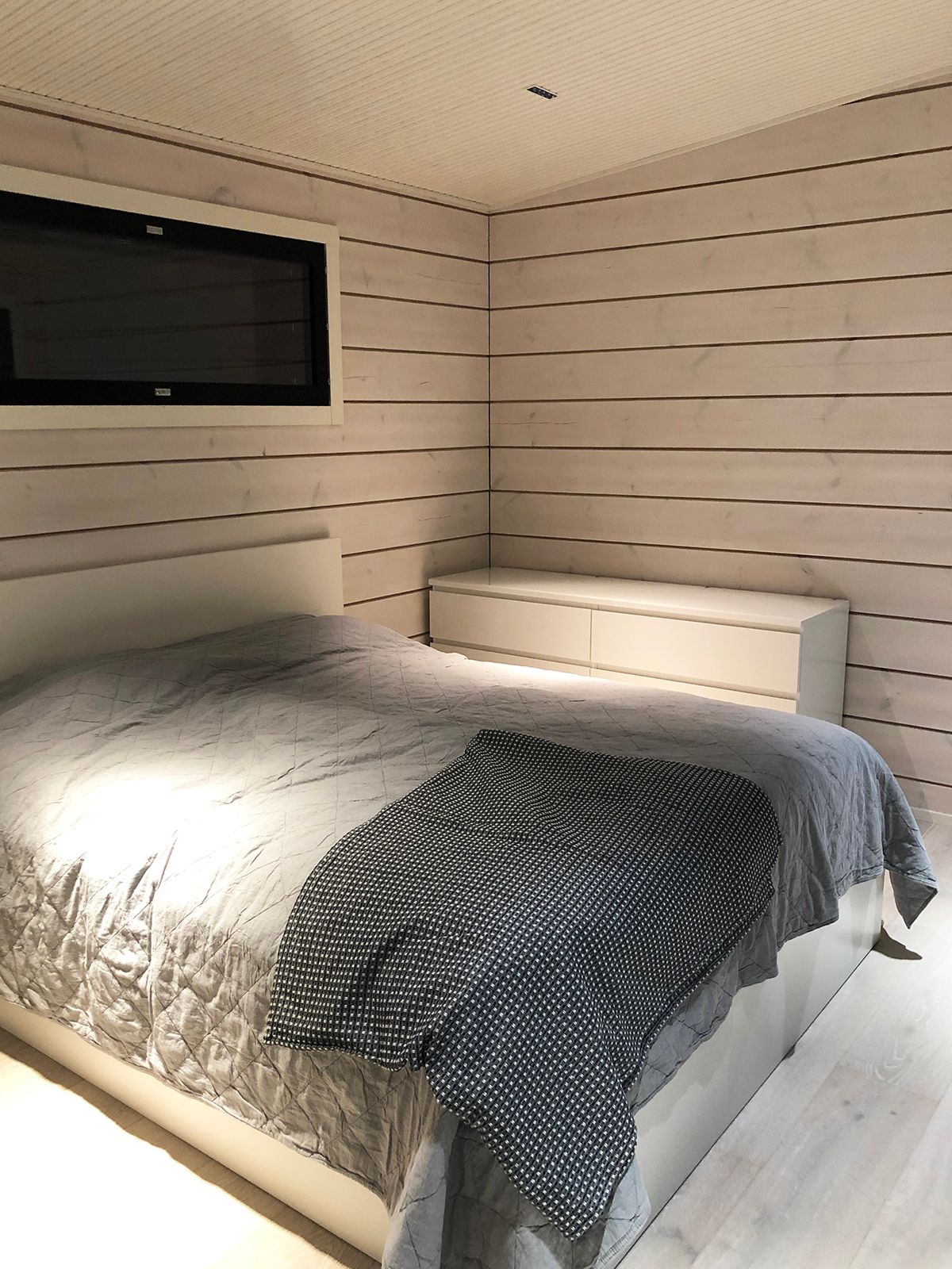 Grön bakgrund med texten "LED STORE" i en vit kvadrat, som lyfter fram energieffektiva belysningslösningar.