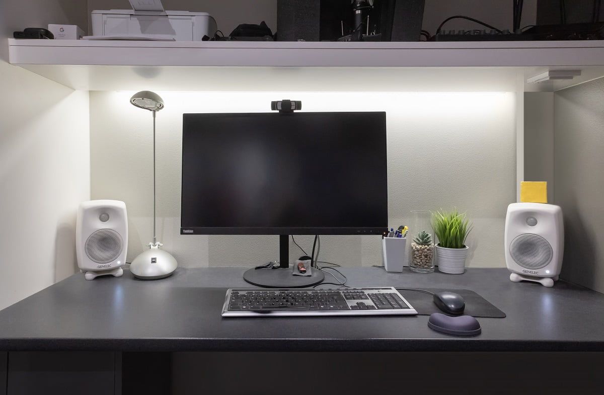 Bakgrundsbelysning av en bänkskiva med indirekt LED-belysning. ©LedStore