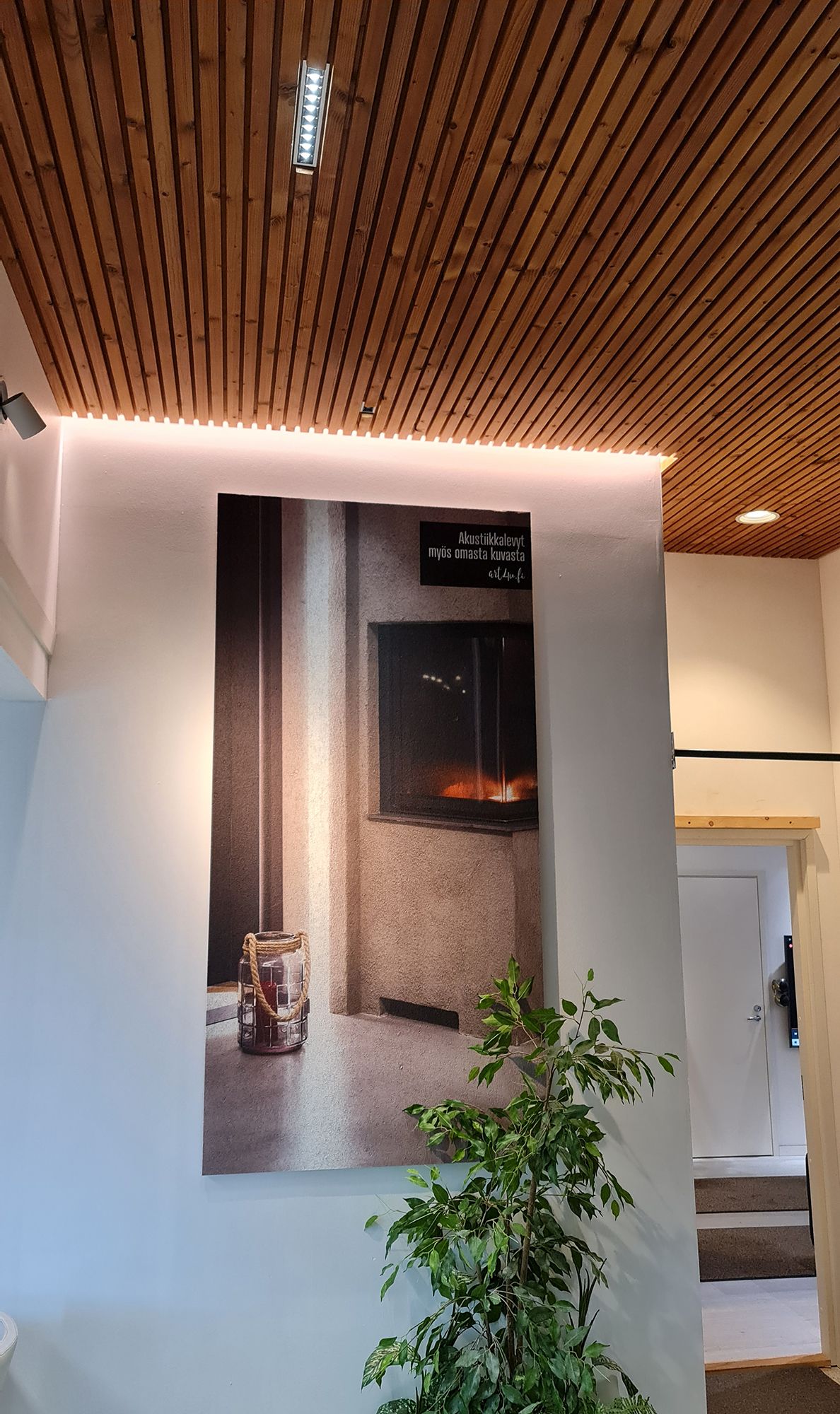 Takfönstret ger mångsidig belysning - Indirekt ljus med LED-lister längs takfönstrets kanter och LINJA10 och EYE djupstrålande för att skapa allmänbelysning. Ledstore.fi