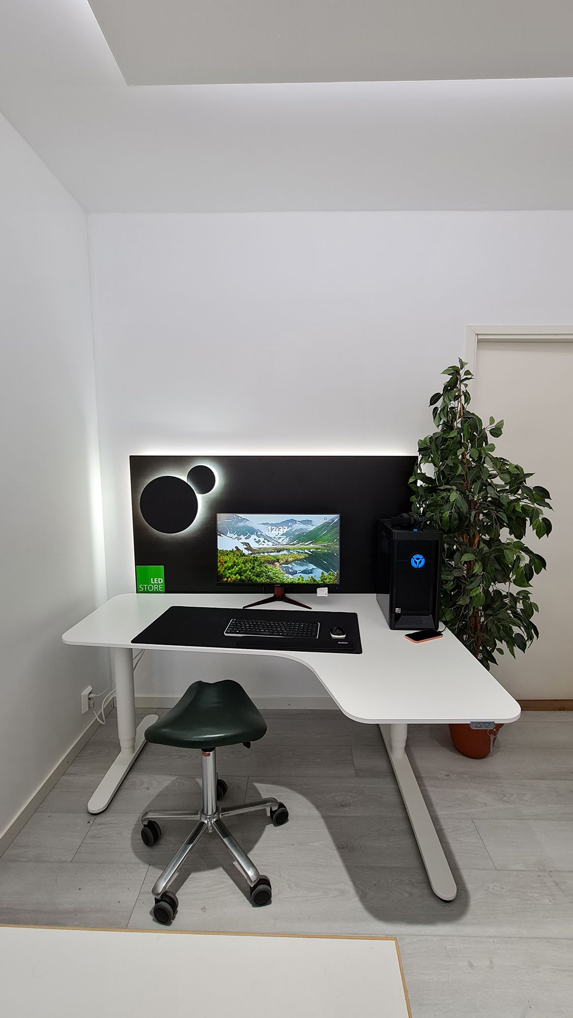 I studien, atmosfäriskt indirekt ljus på skrivbordet och taket. Indirekt belysning träffar inte datorskärmen på ett obehagligt sätt. Ledstore.fi
