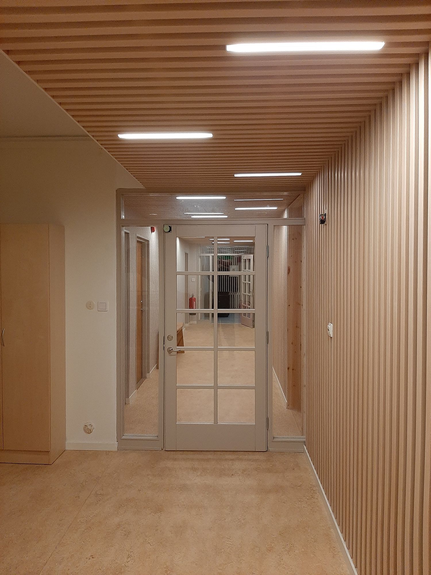 Taklistbelysning: trendigt inbäddade LED-lampor i mellanrummen mellan taklisterna. Detta eliminerar behovet av separata takpannor och resulterar i fantastiska visuella ljuslinjer. Ledstore.fi