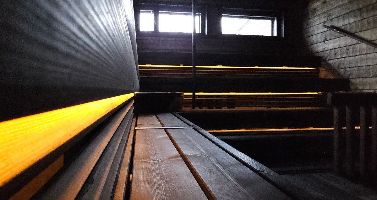 Närbild av en led-list, monterad indirekt, så att listen också är något skyddad från direkt eldbild, Punchers