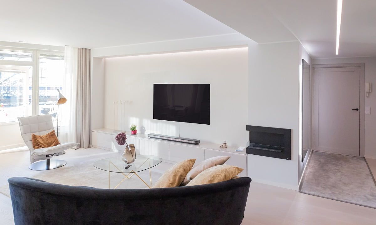 TV-väggbelysningen jämnar ut ljusstyrkan i ögonen när du tittar på TV. © LedStore