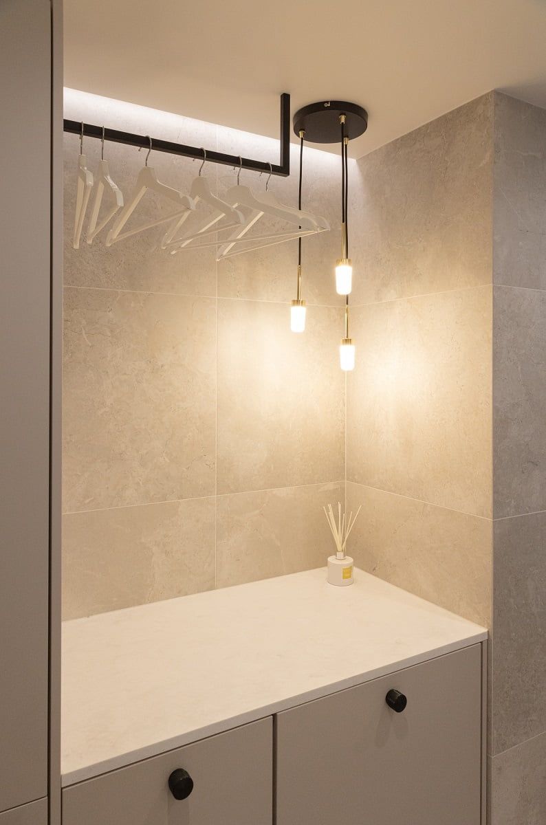 En graciös pendellampa och en väggbelyst LED-list ger vackert ljus i klädhängaren. © LedStore