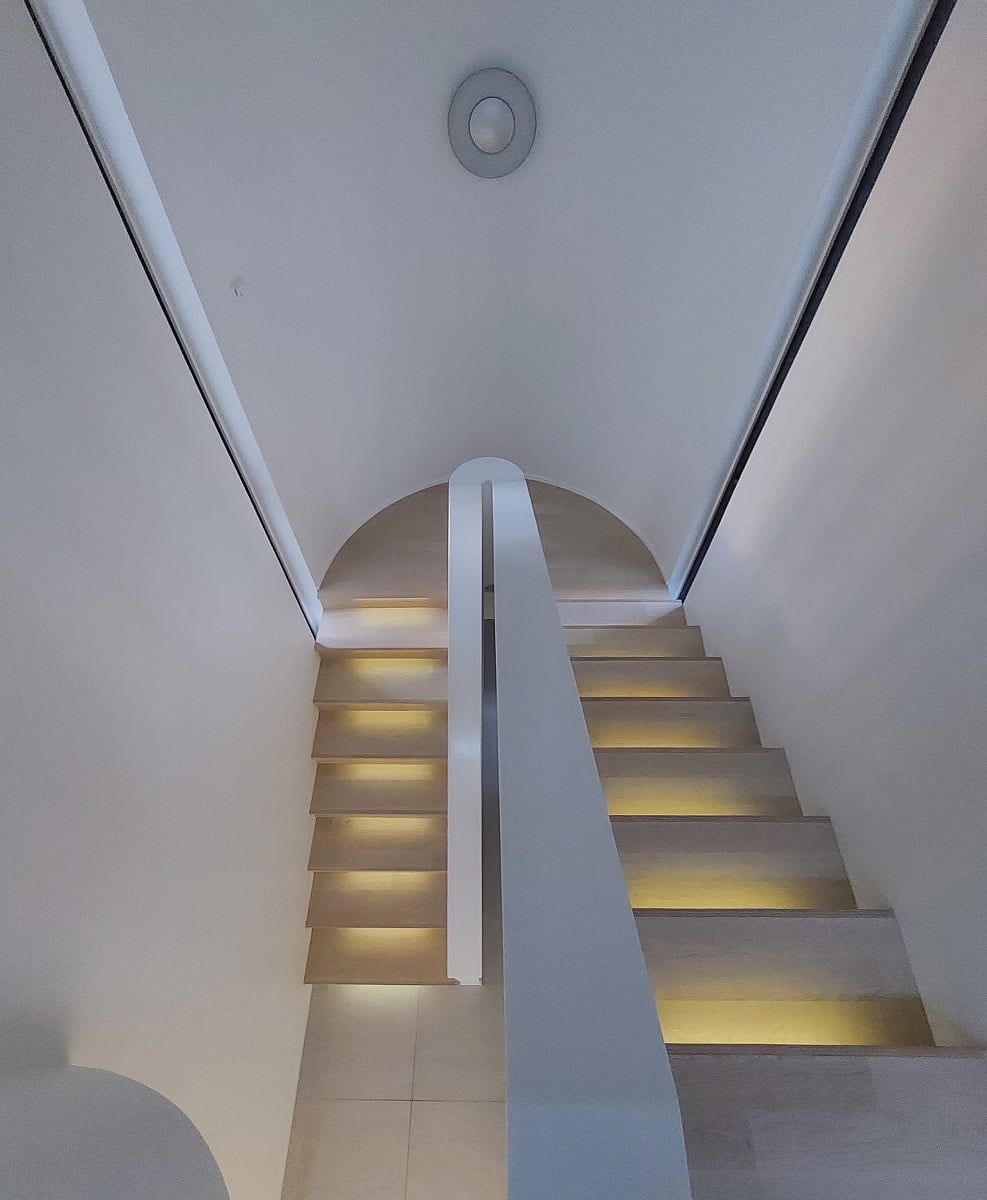 I ett svagt trapphus kan endast LED-profilbelysning hållas tänd. Vid trappans framkant, 7,2 W/m list i aluminiumprofil, dimbar strömförsörjning. ©LedStore