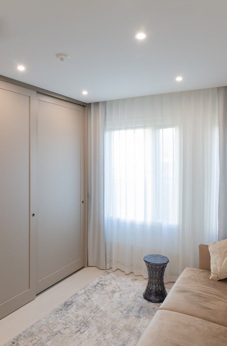 Plana LED-spotlights i gästrummet. Fyra 9W spotlights räcker för att belysa 8 m². © LedStore
