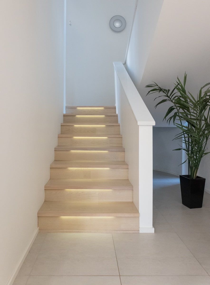 Belysning i trappstegen framhäver trappans skönhet och gör det lättare att gå i den. ©LedStore